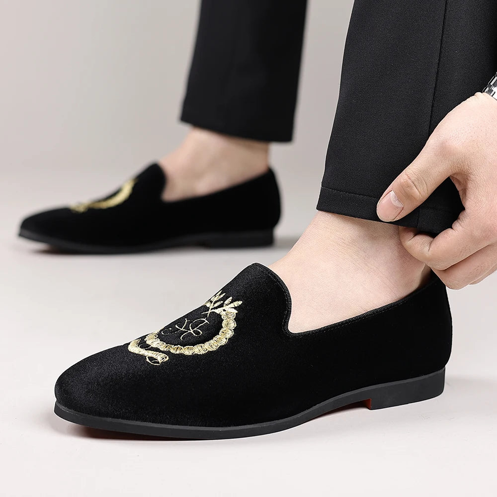 Men's Leather Shoes Velvet Embroidery Pointed Dress Shoes Men's Business Shoes Soft Soled Loafers Casual Flat Shoes