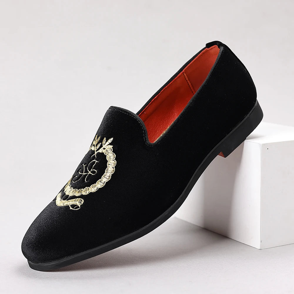 Men's Leather Shoes Velvet Embroidery Pointed Dress Shoes Men's Business Shoes Soft Soled Loafers Casual Flat Shoes