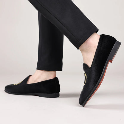Men's Leather Shoes Velvet Embroidery Pointed Dress Shoes Men's Business Shoes Soft Soled Loafers Casual Flat Shoes