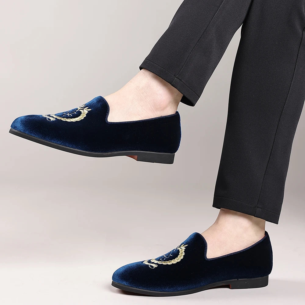 Men's Leather Shoes Velvet Embroidery Pointed Dress Shoes Men's Business Shoes Soft Soled Loafers Casual Flat Shoes