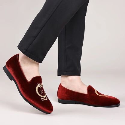 Men's Leather Shoes Velvet Embroidery Pointed Dress Shoes Men's Business Shoes Soft Soled Loafers Casual Flat Shoes