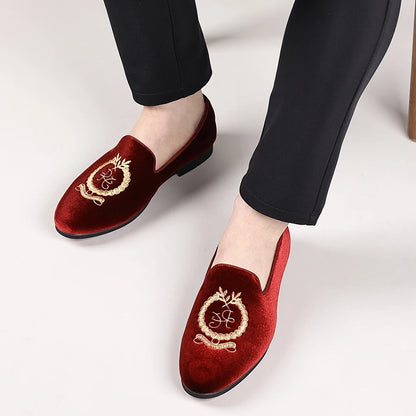 Men's Leather Shoes Velvet Embroidery Pointed Dress Shoes Men's Business Shoes Soft Soled Loafers Casual Flat Shoes