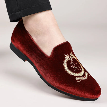 Men's Leather Shoes Velvet Embroidery Pointed Dress Shoes Men's Business Shoes Soft Soled Loafers Casual Flat Shoes
