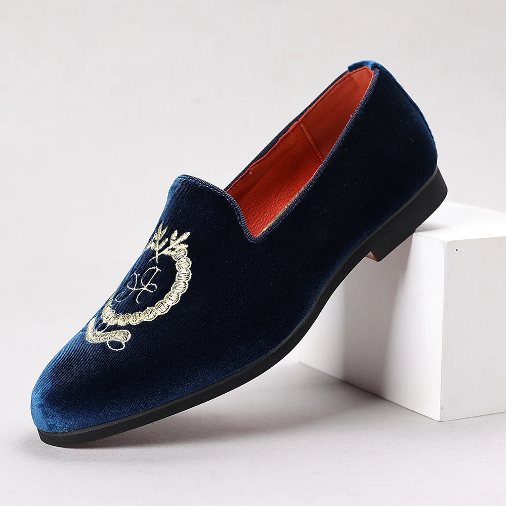 Men's Leather Shoes Velvet Embroidery Pointed Dress Shoes Men's Business Shoes Soft Soled Loafers Casual Flat Shoes