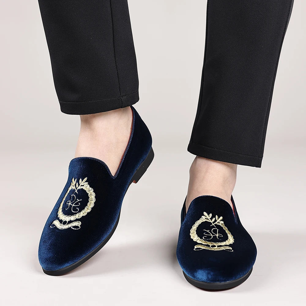 Men's Leather Shoes Velvet Embroidery Pointed Dress Shoes Men's Business Shoes Soft Soled Loafers Casual Flat Shoes