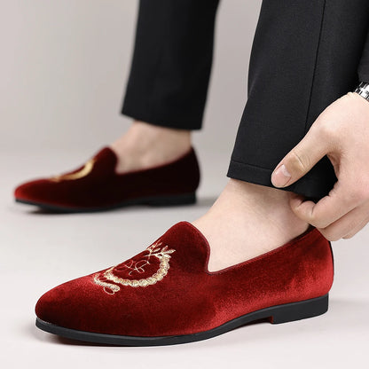 Men's Leather Shoes Velvet Embroidery Pointed Dress Shoes Men's Business Shoes Soft Soled Loafers Casual Flat Shoes