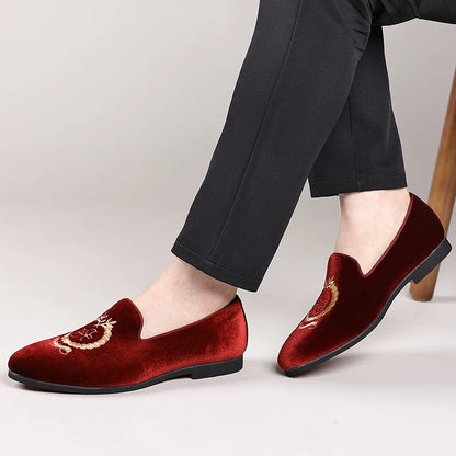 Men's Leather Shoes Velvet Embroidery Pointed Dress Shoes Men's Business Shoes Soft Soled Loafers Casual Flat Shoes