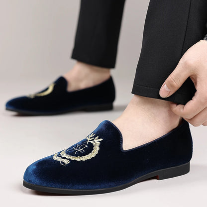 Men's Leather Shoes Velvet Embroidery Pointed Dress Shoes Men's Business Shoes Soft Soled Loafers Casual Flat Shoes