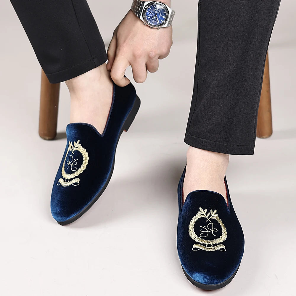 Men's Leather Shoes Velvet Embroidery Pointed Dress Shoes Men's Business Shoes Soft Soled Loafers Casual Flat Shoes
