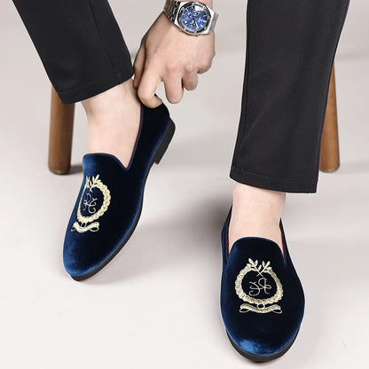 Men's Leather Shoes Velvet Embroidery Pointed Dress Shoes Men's Business Shoes Soft Soled Loafers Casual Flat Shoes